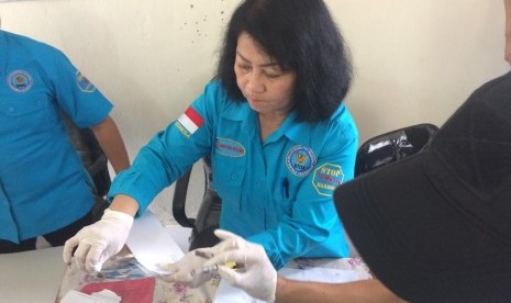 Kepala BNN Kota Tangsel AKBP Stince Djonso menunjukkan barang bukti tisu basah yang mengandung ganja cair di Kantor BNN Kota Tangsel, Kamis (31/1)