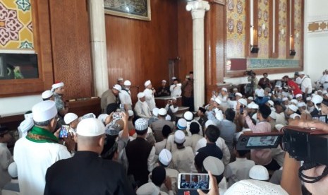 Ustaz Arifin Ilham baru saja tiba di Masjid Az Zikra dan melaksanakan Sholat Duhur berjamaah, Kamis (31/1) 