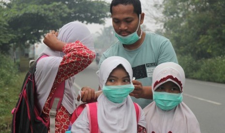 Masker bedah. Tidak semua orang perlu memakai masker, baik masker bedah ataupun N95.