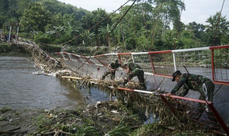 Anggota TNI membersihkan sampah yang tersangkut di jembatan Kalijogo, Dusun Karang Wetan, Tegaltirto, Berbah, Sleman, DI Yogyakarta, Kamis (31/1/2019).