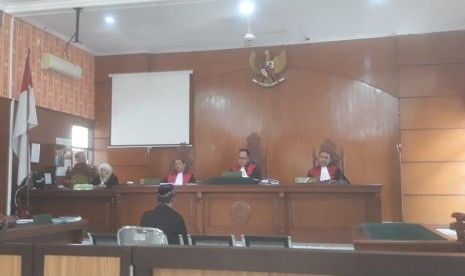 Kepala Desa Mangunharja, Opan Sopian di Kabupaten Bandung divonis bersalah oleh majelis hakim Pengadilan Bale Bandung karena mengkampanyekan salah seorang calon legislatif DPRD Kabupaten Bandung, Kamis (31/1). Yang bersangkutan divonis 3 bulan berjalan dengan hukuman percobaan selama 6 bulan.