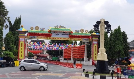 Ratusan lampion serta gapura perayaan Tahun Baru Imlek 2570/2019 telah terpasang di jembatan depan Pasar Gede Solo.