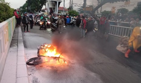 Sebuah sepeda motor meledak di depan Stasiun KA Pasar Minggu, Jakarta Selatan, Kamis (31/1) sekitar pukul 17.40 WIB. Menurut pengemudi, Dika (27), ledakan terjadi akibat adanya korsleting. Akibat kejadian ini, dari pantauan Republika, lalu lintas terpantau padat di wilayah sekitar.