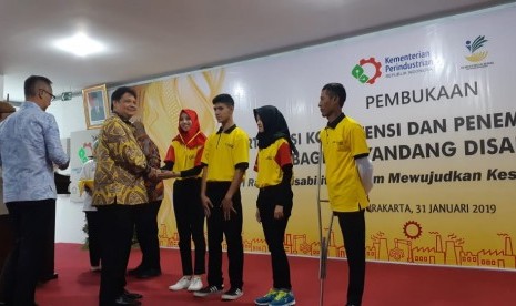 Menteri Perindustrian Airlangga Hartarto, bersama Menteri Sosial Agus Gumiwang Kartasasmita, dan Wakil Wali Kota Solo Achmad Purnomo, membuka Diklat 3in1 bagi penyandang disabilitas di Akademi Komunitas Tekstil dan Produk Tekstil, Jebres, Solo, Kamis (31/1). Sebanyak 268 penyandang disabilitas mengikuti Diklat 3in1 tersebut.