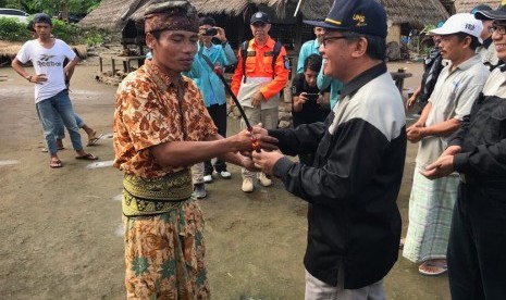 Rektor Universitas Sebelas Maret (UNS) Solo, Ravik Karsidi menyerahkan 125 unit Hunian Sementara (Huntara) kepada masyarakat korban gempa Lombok di Desa Gumantar Kabupaten Lombok Utara, serta meresmikan pembangunan Masjid Nurul Muttaqin Desa Gumantar, dalam  kunjungan kerjanya di Lombok pada Rabu-Kamis (30-31/1). Pembangunan huntara dan masjid tersebut merupakan sumbangan dari berbagai pihak yang diinisiasi oleh Tim Tanggap Bencana UNS.