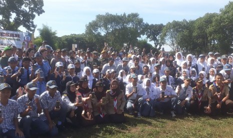 Ratusan Siswa mendeklarasikan gerakan milenial road safety festival 2019 di  Lapangan Rajawali Kota Cimahi Jumat (1/2).