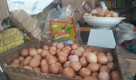 Agustia penjual telur ayam.negeri dan bahan pokok lainnya  di Pasa Kranggan, Jumat (1/2).