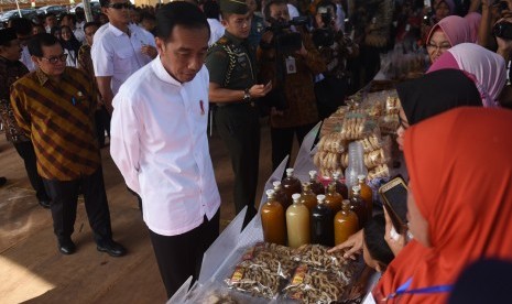 Presiden Joko Widodo meninjau stan UMKM nasabah Mekaar binaan Permodalan Nasional Madani (PNM) setibanya di Lapangan Cepoko, Kecamatan Panekan, Kabupaten Magetan, Jawa Timur, Jumat (1/2/2019).