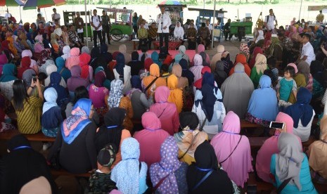 Sosialisasi pogram Mekaar. Ratusan warga Desa Sukabakti, Kecamatan Tarogong Kidul, Kabupaten Garut, tiba-tiba tercatat sebagai debitur di PT PNM.