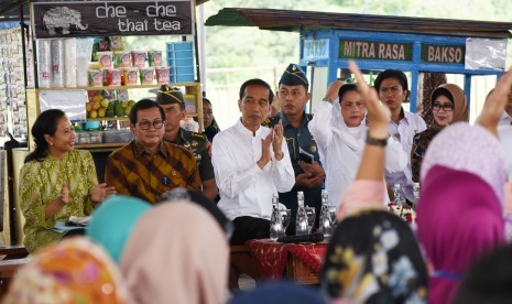 Presiden Joko Widodo (tengah) berdialog dengan nasabah Program Membina Ekonomi Keluarga Sejahtera (Mekaar) PT Permodalan Nasional Madani (PNM) di Lapangan Cepoko, Panekan, Magetan, Jawa Timur, Jumat (1/2/2019).