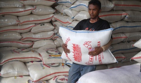 Pekerja mengangkat beras yang dijual di Kemayoran, Jakarta, Jumat (2/1/2019). 