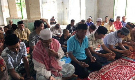 Doa bersama jamaah masjid Ridho Allah, Dusun Gandi Desa Sapanang, Jeneponto, Sulsel .