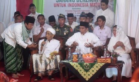 Presiden Joko Widodo (kedua kanan) bersama Ibu Negara Iriana Joko Widodo (kanan) berbincang dengan Pimpinan Pondok Pesantren Al-Anwar Sarang Maimoen Zubair (kedua kiri) dan Ketua Umum PPP Romahurmuziy (kiri) saat menghadiri acara Sarang Berzikir Untuk Indonesia Maju di Rembang, Jawa Tengah, Jumat (1/2/2019).