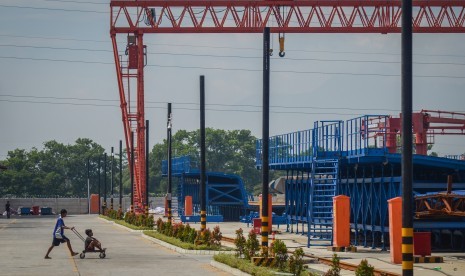 Dua orang anak bermain di lokasi pabrik pembuatan girder kereta cepat yang telah disegel di Kopo, Bandung, Jawa Barat, Senin (4/2/2019).