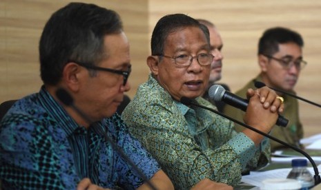 Menko Perekonomian Darmin Nasution (kedua kiri) menyampaikan keterangan usai rapat koordinasi tentang kelapa sawit dan keanekaragaman hayati di Kantor Kemenko Perekonomian di Jakarta, Senin (4/2/2019).