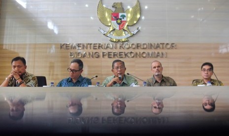 Menko Perekonomian Darmin Nasution (tengah) menyampaikan keterangan usai rapat koordinasi tentang kelapa sawit dan keanekaragaman hayati di Kantor Kemenko Perekonomian di Jakarta, Senin (4/2/2019).