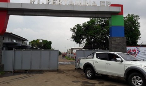 Sebuah mobil keluar dari area MGS Pertamina EP Aset 3 di Desa/Kecamatan Balongan, Kabupaten Indramayu, Senin (4/2). Kebakaran sempat melanda area itu pukul 09.40 WIB dan berhasil dipadamkan pukul 10.15 WIB.