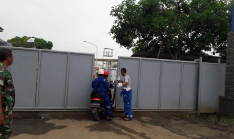 Sebuah mobil keluar dari area MGS Pertamina EP Aset 3 di Desa/Kecamatan Balongan, Kabupaten Indramayu, Senin (4/2). Kebakaran sempat melanda area itu pukul 09.40 WIB dan berhasil dipadamkan pukul 10.15 WIB.