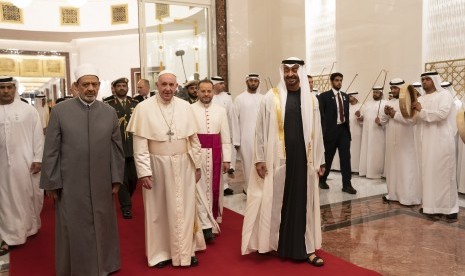 Paus Fransiskus (tengah) berjalan bersama Pangeran dan Wakil Panglima Uni Emirat Arba Sheikh Mohamed bin Zayed Al Nahyan (keenam kanan) dan Imam Besar masjid Al Azhar Al Sharif (kedua kiri), setibanya di Abu Dhabi, Uni Emirat Arab, Minggu (3/2/2019). 