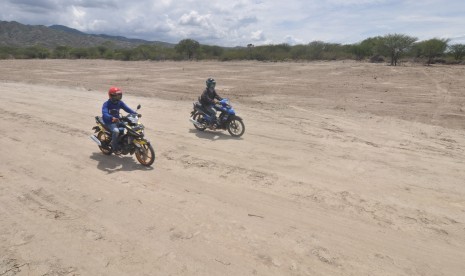 Pengendara melintas di lahan kosong yang dipersiapkan sebagai lokasi pembangunan hunian tetap bagi korban bencana gempa, tsunami dan likuefaksi di Kelurahan Tondo, Palu, Sulawesi Tengah, Senin (4/2/2019).