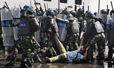 Prajurit TNI AL mengamankan warga yang bertindak anarkis saat simulasi Pengamanan Pemilu Legislatif dan Pemilihan Presiden 2019 di Dermaga Madura, Mako Koarmada II, Ujung, Surbaya, Jawa Timur, Senin (4/2/2019).