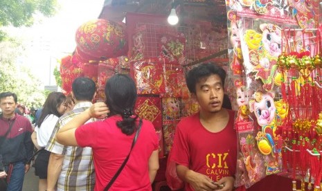 Penjual pernak-pernik Imlek di kawasan Glodok, Jakarta Barat, Senin (4/2). 