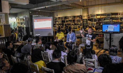 Musisi sekaligus anggota DPR Anang Hemansyah (kedua kanan), didampingi penyanyi Glenn Fredly (tengah) menghadiri diskusi terkait RUU Permusikan di Jakarta, Senin (4/2/2019).