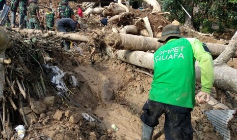 Disaster Management Center (DMC) Dompet Dhuafa bantu bersihkan fasilitas umum yang diterjang banjir di Kota Manado, Sulawesi Utara.