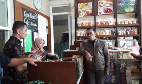 Gubernur Jawa Barat Ridwan Kamil mempromosikan wisata alam seperti jembatan gantung di Kabupaten Sukabumi dan wisata kuliner di Kota Sukabumi (ilustrasi)