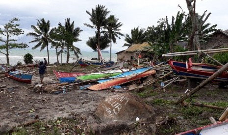 Nelayan pesisir selatan Kabupaten Lampung Selatan, Lampung, sudah sebulan lebih tak kunjung melaut karena kapal dan alat tangkap ikan rusak diterjang tsunami Selat Sunda, akhir tahun lalu. 