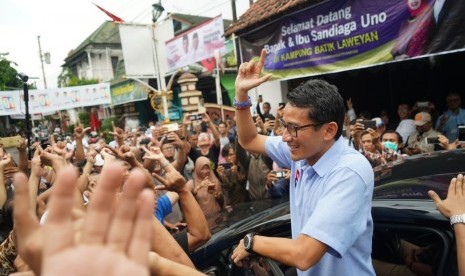 Cawapres Sandiaga Uno kembali berkunjung ke Solo dalam safari politiknya. Kali ini dia menyapa emak-emak di Kampung Batik Laweyan, Solo, Selasa (5/2).