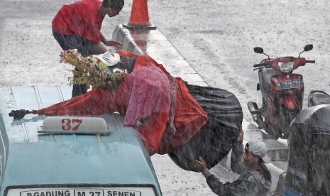 Rano Karno Miris Lihat Ondel-Ondel Mengamen di Jalanan. Pengamen menurunkan ondel-ondel dari angkot saat hujan di Jakarta.