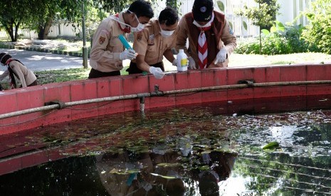 Anggota Pramuka melakukan pemberantasan jentik nyamuk di kawasan kota Temanggung, Jawa Tengah, Rabu (6/2/2019).(Antara/Anis Efizudin)