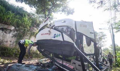 Petugas kepolisian melakukan oleh tempat kejadian perkara kecelakaan bus Kramat Djati di Cikopo, Cicalengka, Kabupaten Bandung, Jawa Barat, Rabu (6/2/2019).