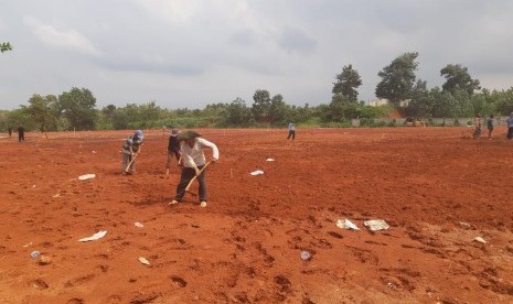 Petani mitra kerja Dinas Pertanian Kabupaten Purwakarta, sedang mengolah lahan seluas 5.600 meter di kawasan Tajug Gede Cilodong, untuk dijadikan areal perkebunan padi gogo, Rabu (6/2). 