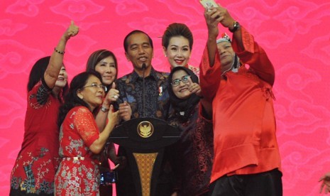 President Joko Widodo (central) takes picture with the attendees of the 2019 National Chinese New Year Celebration at the Jakarta International Expo (JIExpo) Kemayoran, Jakarta, Thursday (Jan 7).