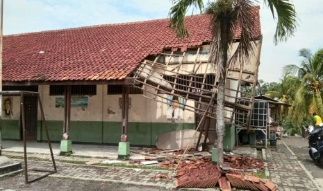 Atap bangunan Sekolah Dasar (SD) 1 Loram Wetan, Kecamatan Jati, Kabupaten Kudus, Jawa Tengah, roboh (Foto: ilustrasi atap sekolah roboh)