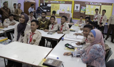 Siswa sekolah SMART Ekselensia Indonesia pada Lembaga Pengembangan Insani, Dompet Dhuafa di Kemang, Kabupaten Bogor, Jawa Barat.