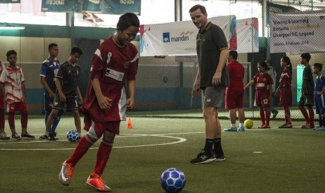 Legenda Liverpool FC Vladimir Smicer (tengah) memimpin sesi latihan bersama SMPIT Taruma Islamic School Football Academy, di Jakarta, Jumat (8/2/2019).