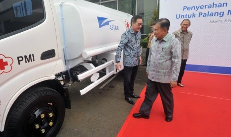 Vice President Jusuf Kalla (second right) at the Indonesian Red Cross headquarters, Jakarta, on Friday.