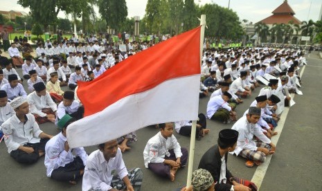 Sejumlah Santri yang tergabung dalam Aliansi Santri Membela Kyai (Asmak) berdoa bersama saat mengikuti aksi bela santri di Kudus, Jawa Tengah, Jumat (8/2). Aksi serupa hari ini juga terjadi di Jember.