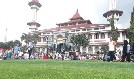 Warga memadati kawasan Alun-Alun Cianjur di Kabupaten Cianjur yang baru diresmikan Presiden Joko Widodo Jumat (8/2) siang