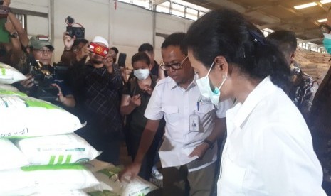 Menteri BUMN Rini Soemarno mengunjungi Gudang Lini III PT Pupuk Indonesia di Cianjur, Jumat, (8/2).