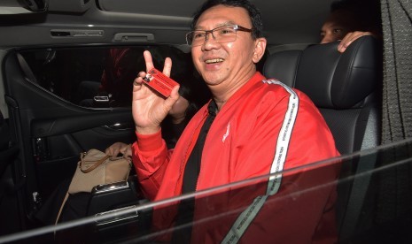 Mantan Gubernur DKI Jakarta, Basuki Tjahaja Purnama alias BTP menunjukkan kartu keanggotaan PDIP seusai berkunjung ke kantor DPD PDIP Provinsi Bali, Denpasar, Bali, Jumat (8/2/2019). 