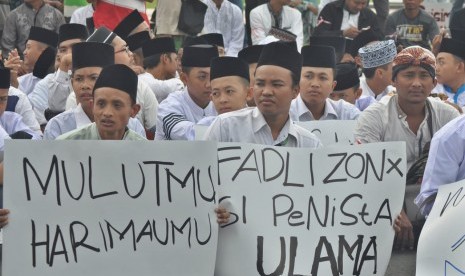 Para santri yang tergabung dalam Aliansi Santri Membela Kiai (Asmak) mengikuti aksi ‘Bela Kiai’ yang digelar di Alun- alun Simpang Tujuh, Kudus, kabupaten Kudus, Jawa Tengah, Jumat (8/2). Mereka mendesak agar Fadli Zon menghentikan sikapnya yang dinilai mencela kiai.