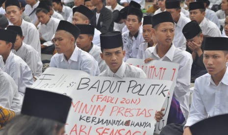 Para santri yang tergabung dalam Aliansi Santri Membela Kiai (Asmak) mengikuti aksi ‘Bela Kiai’ yang digelar di Alun- alun Simpang Tujuh, Kudus, kabupaten Kudus, Jawa Tengah, Jumat (8/2). Mereka mendesak agar Fadli Zon menghentikan sikapnya yang dinilai mencela kiai.