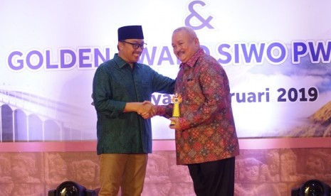 Alex Noerdin Gubernur Sumatera Selatan (Sumsel) 2013 – 2018 (tengah) bersama Erick Thohir Ketua Umum Komite Olahraga Indonesia (KOI) (kiri) menerima Golden Award yang diserahkan Menteri Pemuda dan Olahraga (Menpora) Imam Nahrawi pada Malam Anugerah Olahraga Siwo PWI Pusat 2019 itu di gedung Grahadi, Surabaya, Jumat malam (8/2).