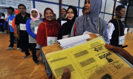 Sejumlah calon jemaah haji antre saat menjalani pemeriksaan kesehatan di Aula Dinkes Serang, di Serang, Banten, Sabtu (9/2/2019).