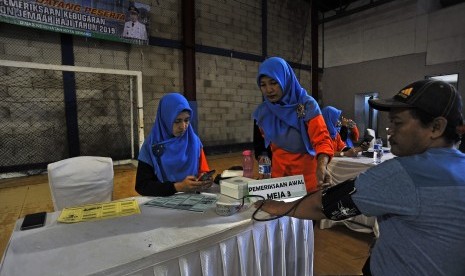 Calon jemaah haji menjalani pemeriksaan kesehatan di Aula Dinkes Serang, di Serang, Banten, Sabtu (9/2/2019). 