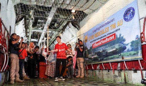 Mantan pebulu tangkis Liliyana Natsir (tengah) bermain bulu tangkis di dalam pesawat Hercules C-130 milik TNI AU saat berada di ketinggian 17,500 kaki di wilayah udara Jakarta, Sabtu (9/2/2019).